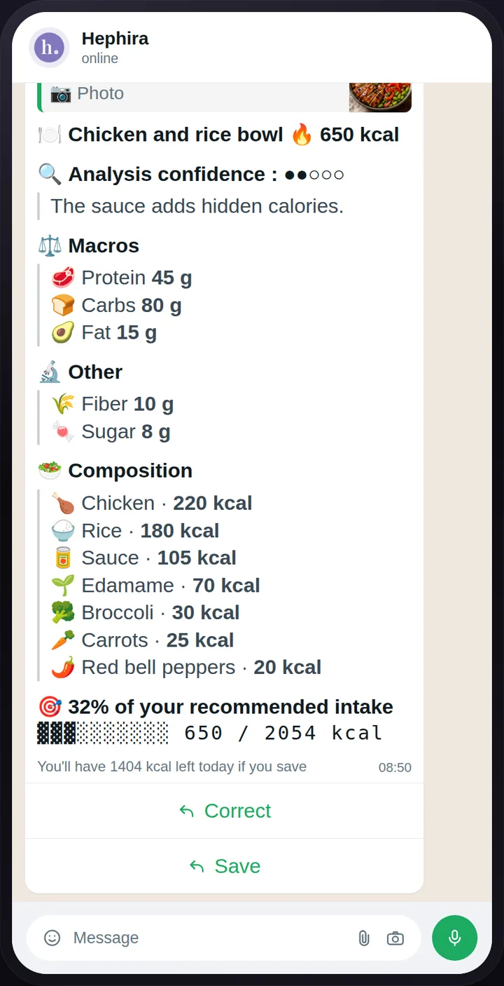 A WhatsApp conversation: the photo of a lunch sent, and the nutrition analysis received within seconds.