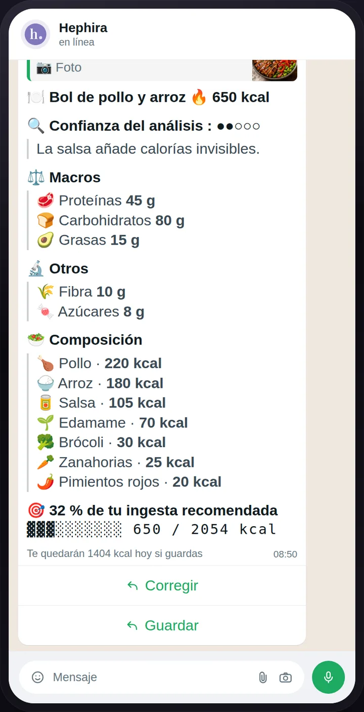 Una conversación de WhatsApp: la foto de un almuerzo enviada, y el análisis nutricional recibido en unos segundos.